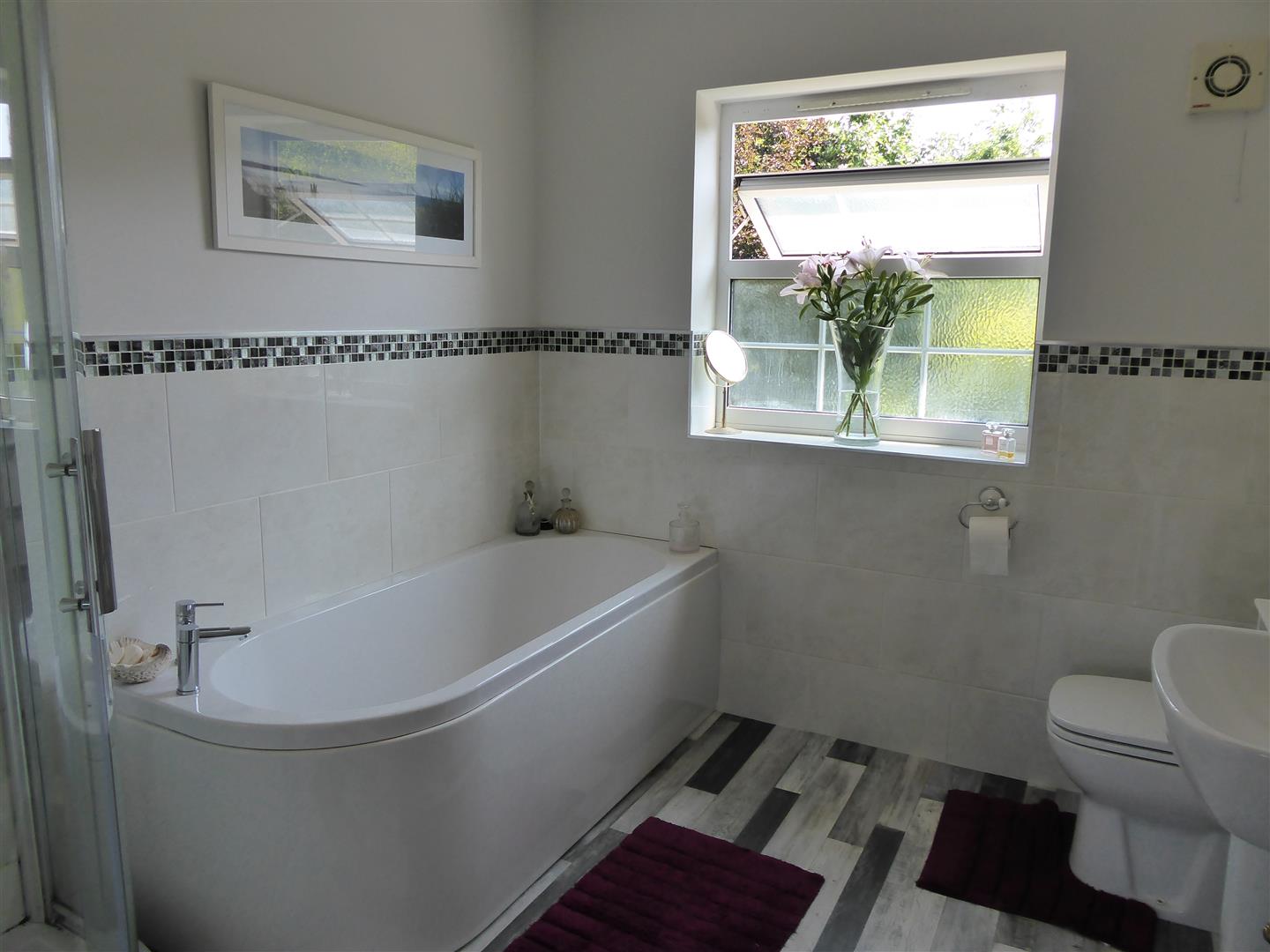 EN SUITE BATHROOM/WC